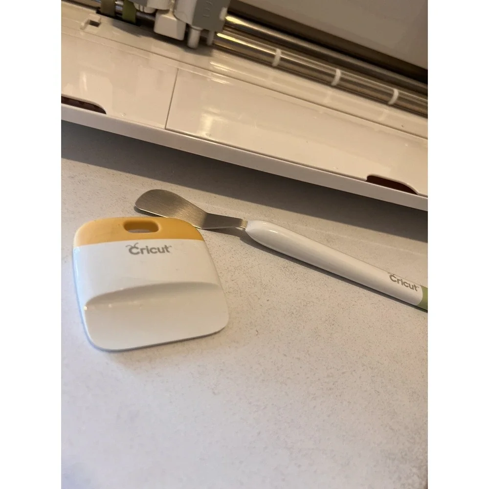CRICUT EXPLORE One CXPL001 Die Cutting Machine with Connector Power Cord +Misc